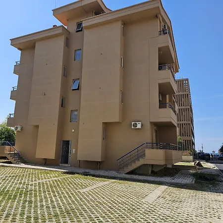 Apartman With Pool View In Rradhime *