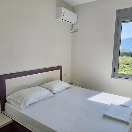 With Pool View In Rradhime Apartment