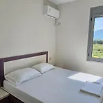With Pool View In Rradhime דירה